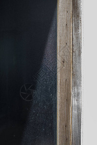 冰霜玻璃和木制门框Bokeh绿花园背景光和图片
