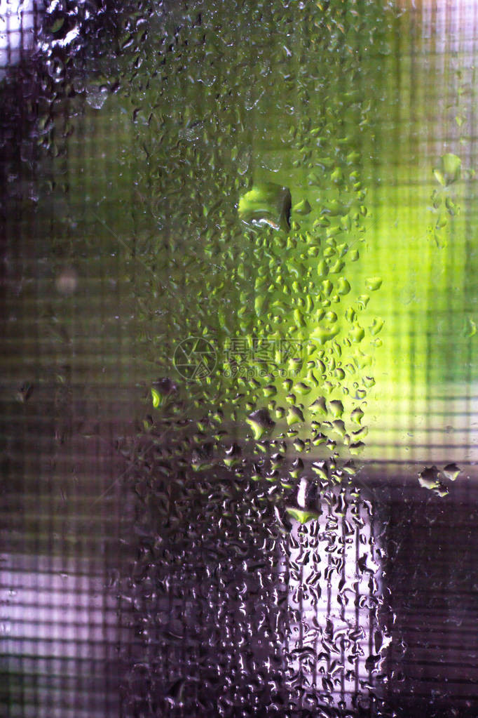 雨滴散景绿色花园背景中上的水滴特写和微距拍摄选择聚焦关于早图片