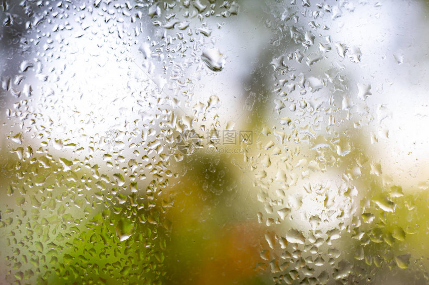 雨滴散景绿色花园背景中镜子上的水滴特写和微距拍摄选择聚焦关于早图片