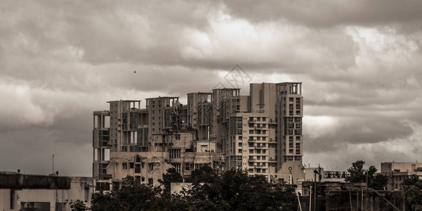 臭氧层破坏高楼之上的大暴雨云早季风雨天城市风暴和黑暗的季风典型的现代住宅摩天大楼印度孟加拉尔各答背景