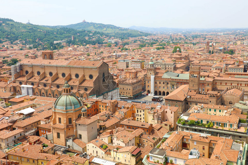 意大利博洛尼亚马焦雷广场圣彼得罗尼奥大教堂的中世纪老城中心的博洛图片