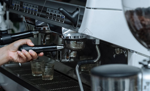 室内一台咖啡机咖啡机操作平台握住咖啡机的把手图片