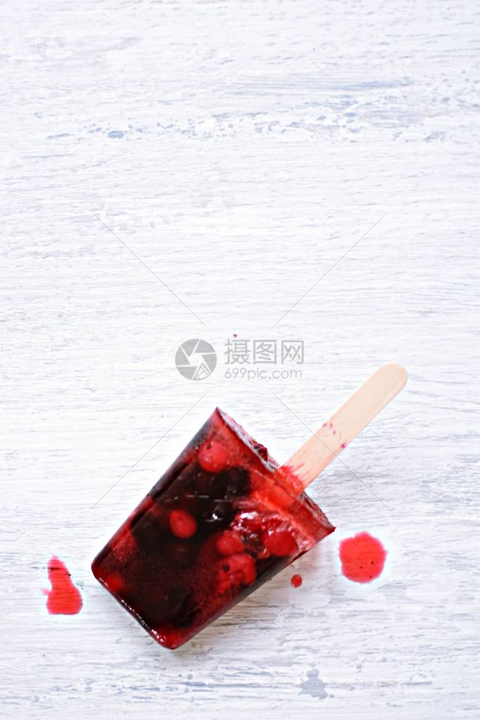 自制的野生浆果冰棒清爽健康的有机冰图片