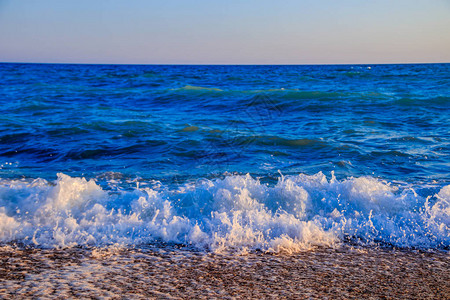 自然景观海浪和蓝天图片
