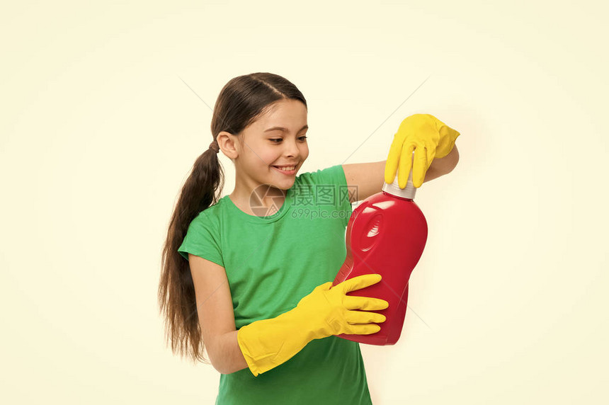 享受为她洗衣服戴着黄色橡胶手套的可爱清洁工小孩手里拿着洗衣粉使用家清洁产品小孩准备好图片