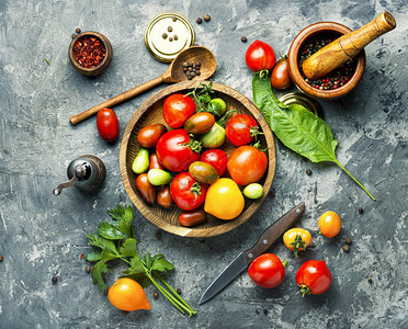 用香料腌制的西红柿罐装西红柿成熟西红柿的腌制图片
