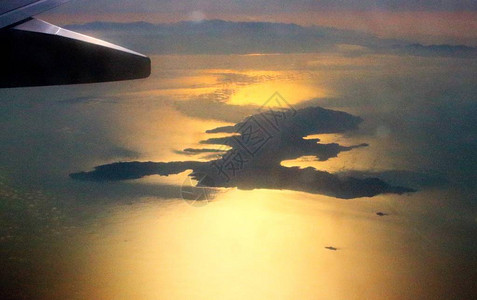 日落时从飞机上看到意大利埃尔巴岛在日落图片