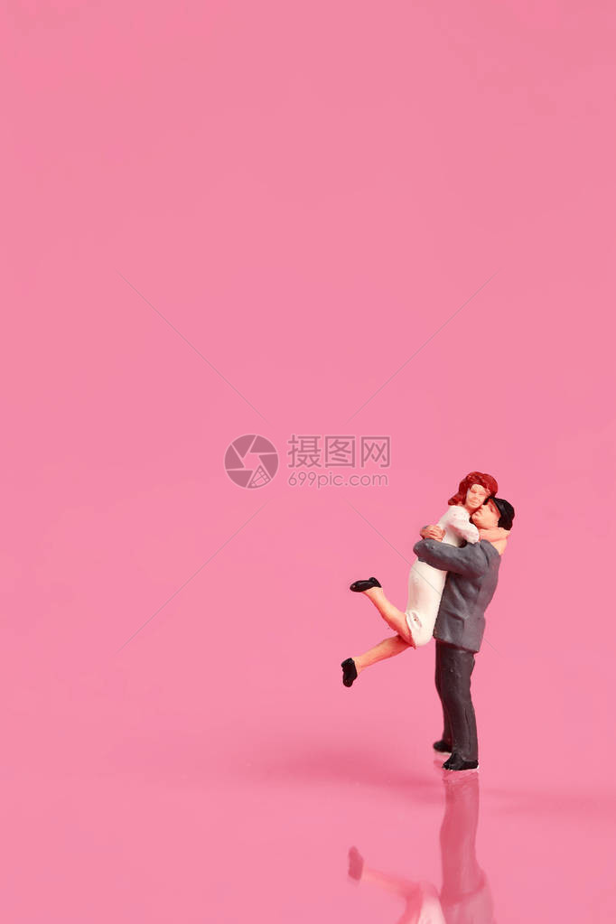 迷你人一对夫妇站在粉红背景观图片