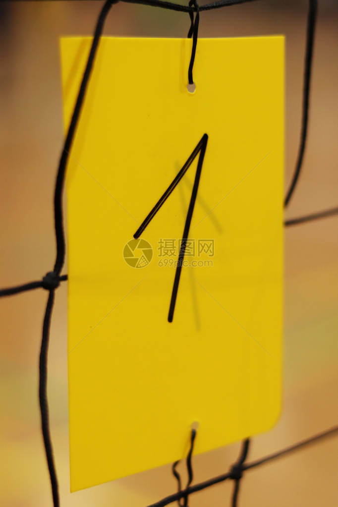 一号黑标写在黄色塑料卡上图片