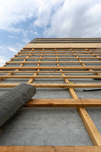 建造新木头或木屋的概念在建新现代住宅专用防水沥青膜未完工木图片