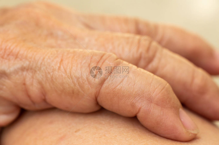 高龄女手指皱纹手近身和宏观镜头选择焦点亚洲身体皮肤部图片