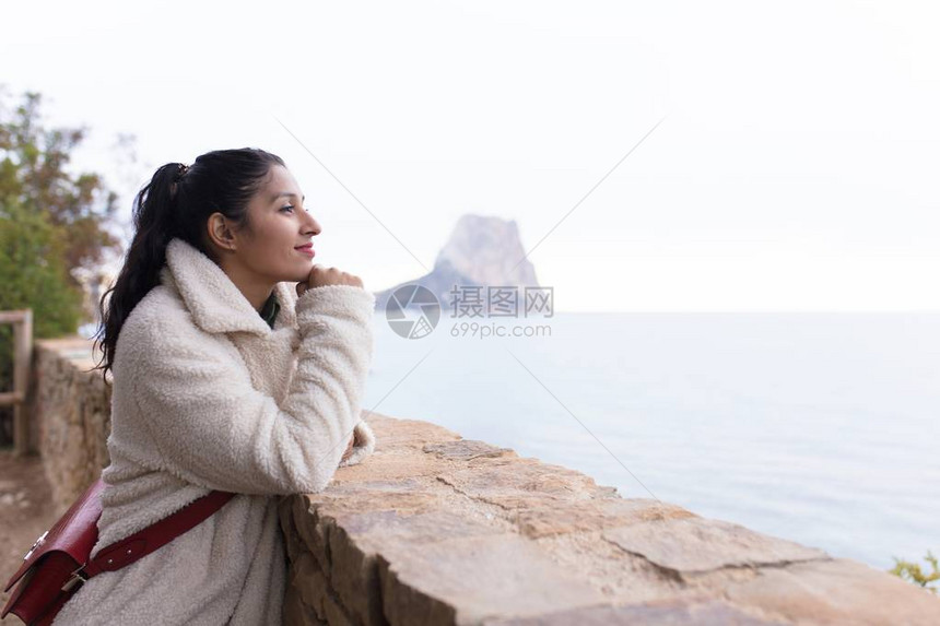 自然地方的年轻印度女人图片