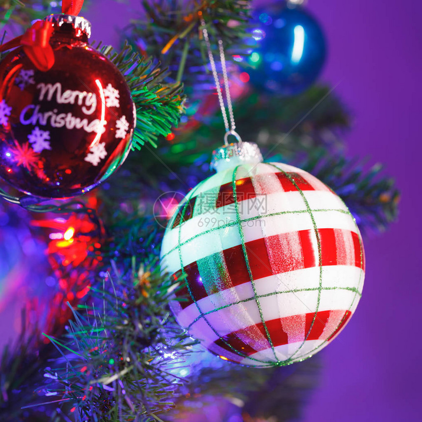 圣诞树红白条纹球装饰近景图片