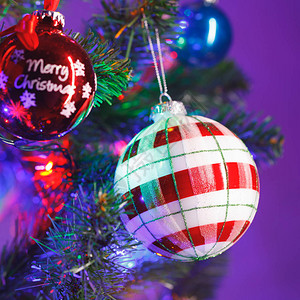 圣诞树红白条纹球装饰近景图片