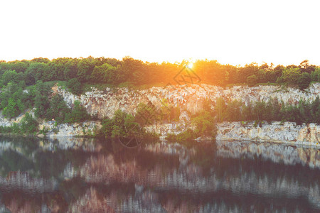 美丽的Zakrzowek湖边日落时的湖岸图片