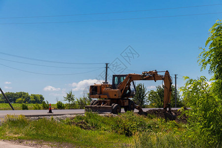 高速道路施工中的大型挖掘机挖斗民用工业建筑挖掘工程的图片
