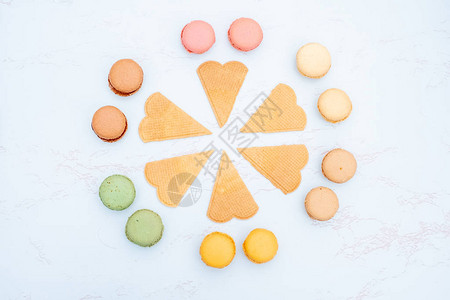 色彩鲜艳味道甜美的小法式蛋糕马卡龙或马卡龙与饼干相结合的有图片