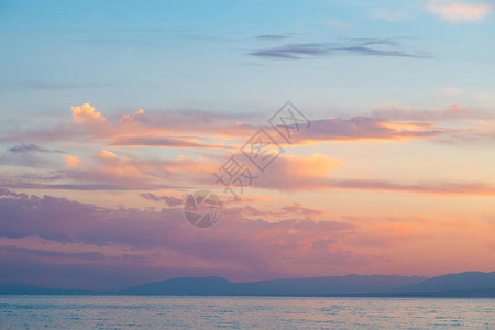 天空日落的海美丽的云彩图片