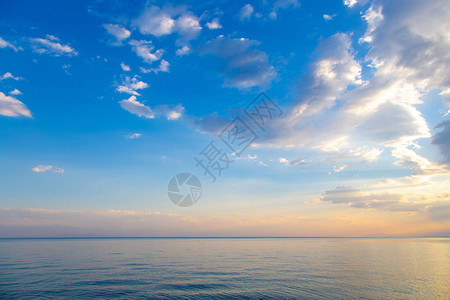 天空日落的海美丽的云彩图片