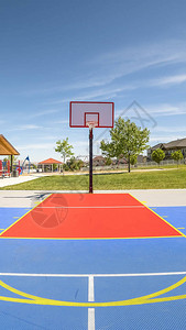 垂直框架公园的室外篮球场设有野餐亭和儿童游乐场休闲区享有房屋湖泊图片