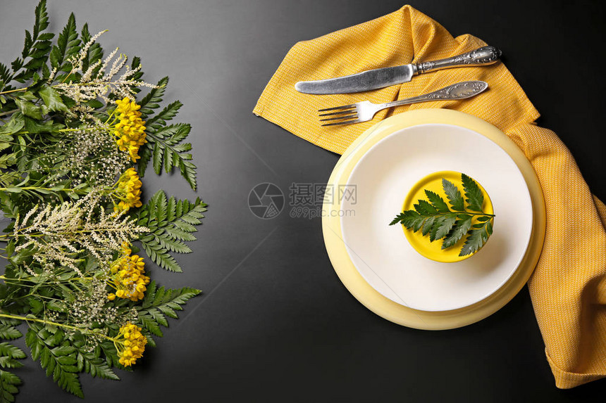 美丽的餐桌布置深色背景上的花卉装饰图片