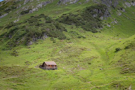 在阿尔卑斯山脉的山地景观中图片