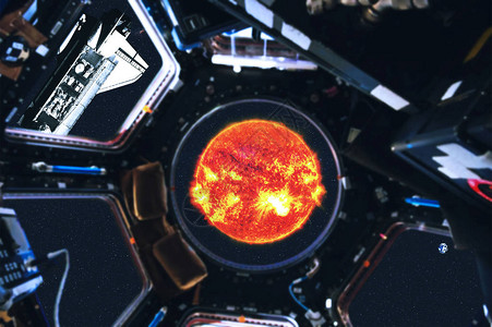 从空间站看航天飞机和太阳系太阳外太空美航空天局提供的这图片