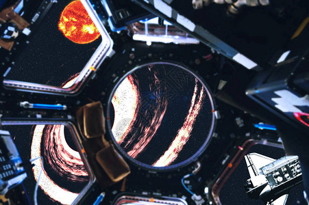 从空间站看黑洞附近的航天飞机和太阳系太阳外太空美航空天局提供的这图片