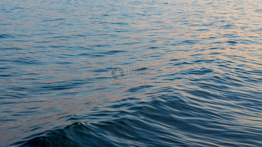 蓝色清澈的水美丽的蓝色海浪照片关闭在海上或海洋滩度假背景插图片