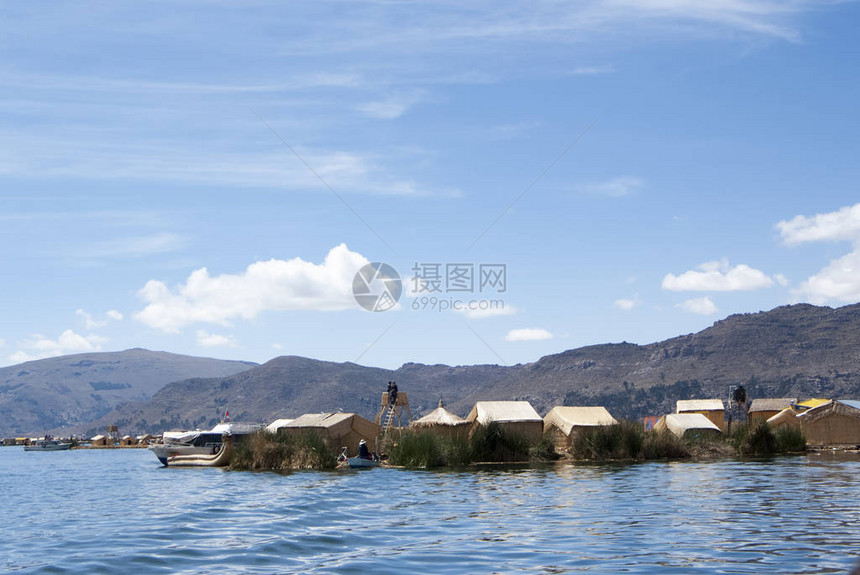 Uros浮岛的风景在的喀湖神奇的蓝色与安第斯山脉图片