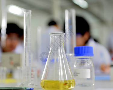实验室玻璃器皿含有五颜六色的化学液体图片