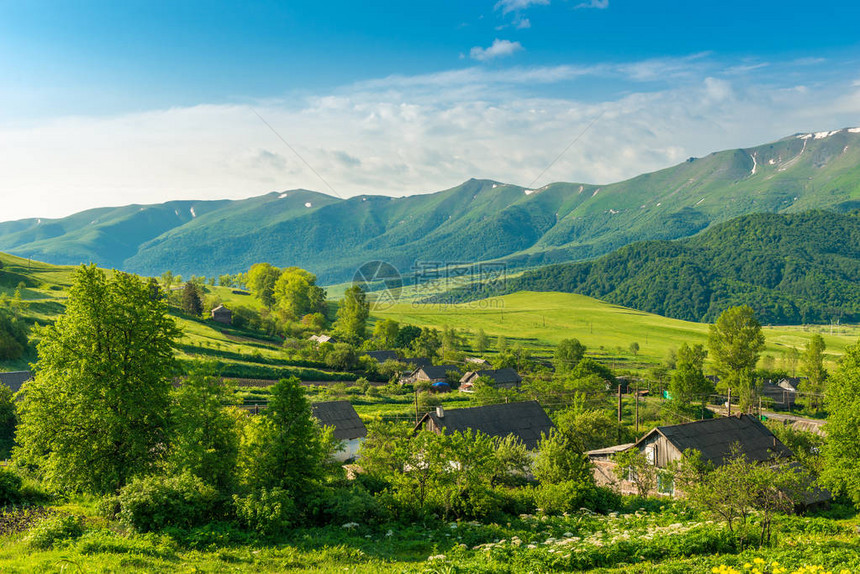 在亚美尼亚阳光明媚的夏日绿色高山脉图片