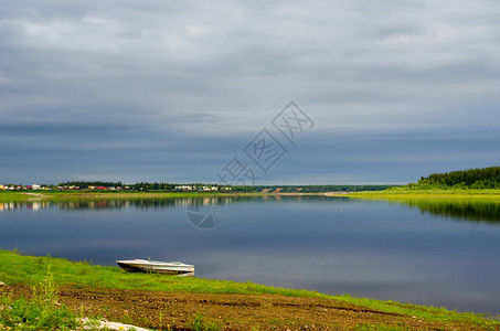 一艘孤零的小船站在北雅库特河vilyu的岸边高清图片