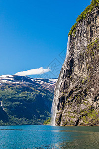 天空多云的山地景观美丽的自然挪威Geirangerfjord图片