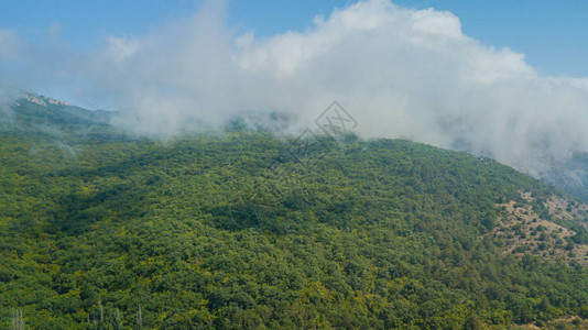 云中特里格拉夫山脉的大景象图片