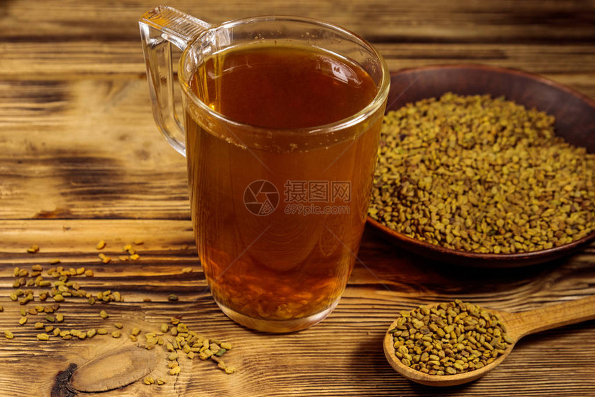 埃及黄色茶叶或MethiDana饮料和木制桌上的fenug图片
