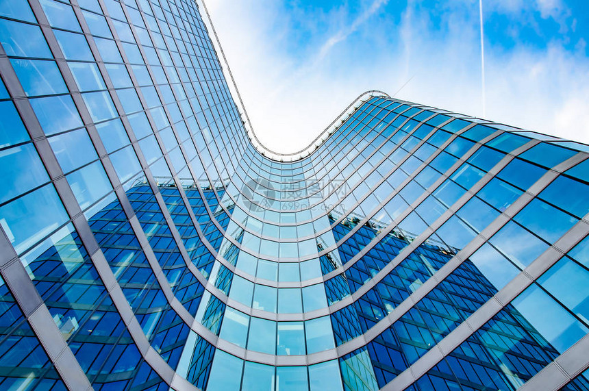 摩天大楼商务中心的特写与蓝天的玻璃商务中心现代办图片