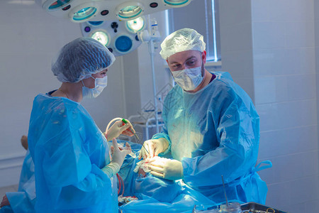 医疗队在现代手术室进行外科手术图片