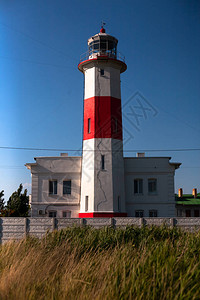 灯塔的照片明亮的蓝天和红白相间的灯塔图片