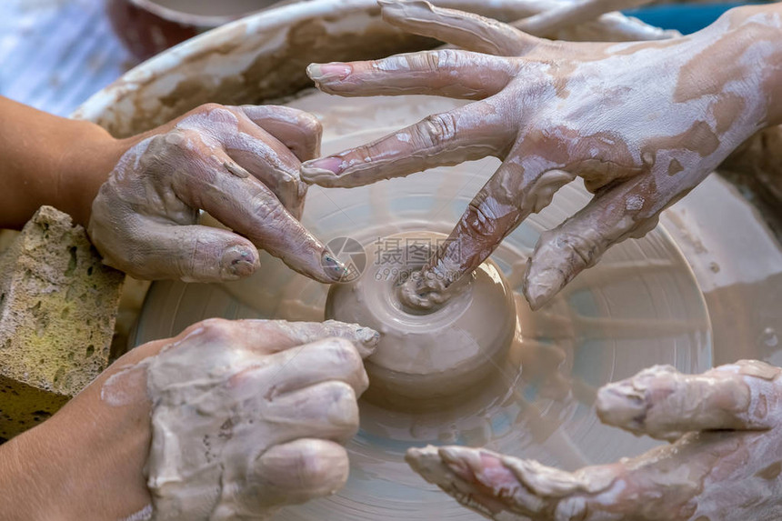 创造粘土的雕塑手用粘土制成产品图片