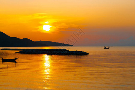 早晨金色的日出在海面上闪耀海图片