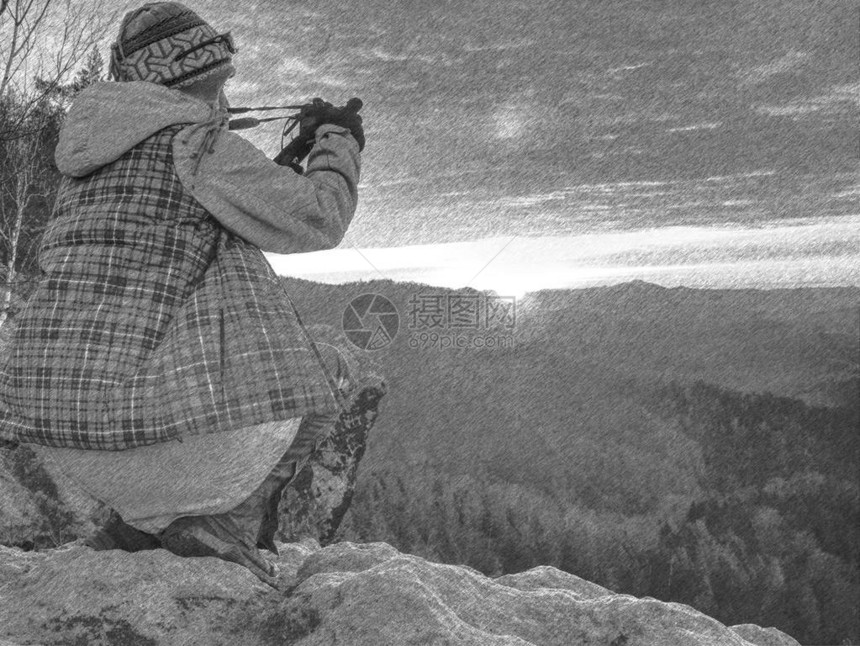 画家在岩石顶峰有镜像摄头的雾风景黑白图片