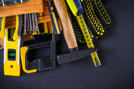 木工和配件工具袋中的工具设置在黑色背景的主人上info图片