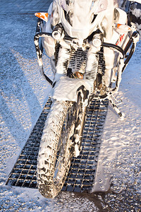 摩托洗车摩托大自行车清洗用泡沫喷射使更干净一系列照片骑自行车的人在洗车场洗他的摩托车自行车的黑白红背景图片
