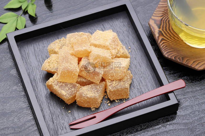 日本甜食黑底的华拉比莫奇传图片