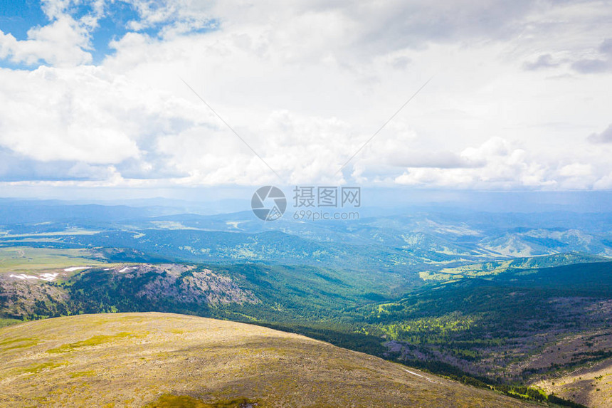 超宽的天际线全景青山覆盖着蓝天背景的森林从一个角度看绿图片
