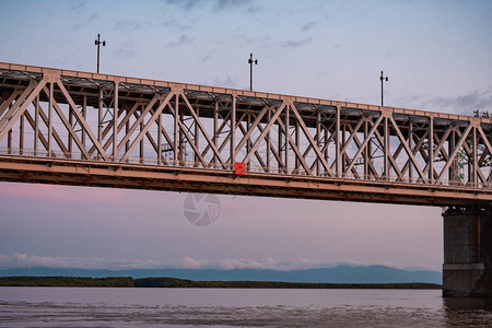 日落时在阿穆尔河上桥俄罗斯图片