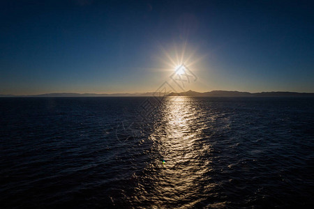 日落时的反射以萨龙科湾岛屿图片
