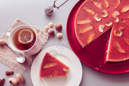 红芝士蛋糕装饰品由含茶的背景图片