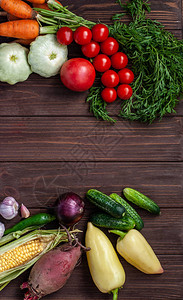 一束成熟的天然蔬菜健康和素食的概念农业场的丰收木制背景上的生蔬菜图像与蔬菜和文背景图片